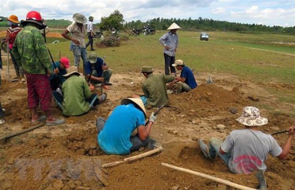 Người dân Phú Yên đi đào đá đen bán với giá 3 triệu đồng/kg