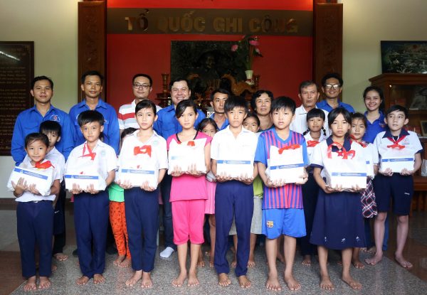 Tân Hiệp trao 20 suất học bổng cho học sinh có hoàn cảnh khó khăn ở Tiền Giang