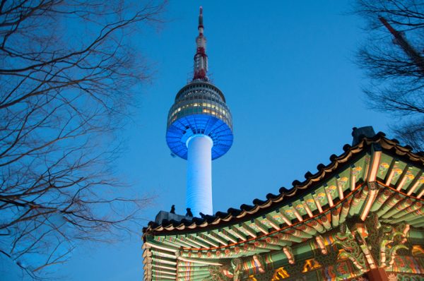 Tháp Seoul về đêm