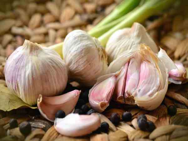 Đắp tỏi tươi trực tiếp lên mụn cóc