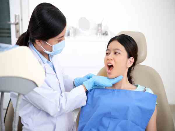 Răng khôn mọc lệch nhưng không đau có nên nhổ