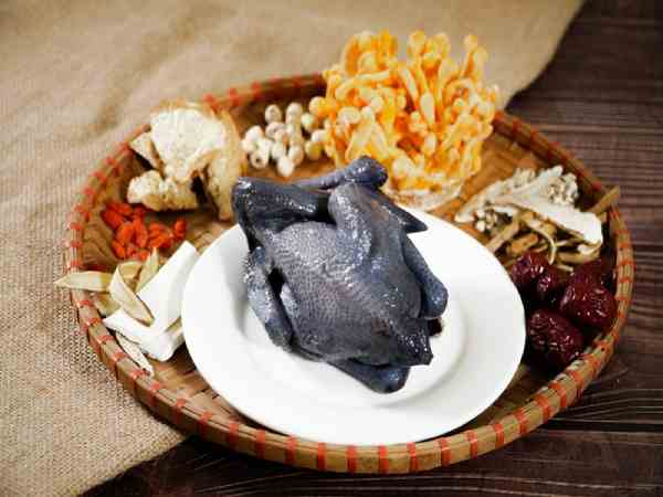 Những người không nên ăn gà ác