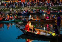 thả đèn hoa đăng hội an