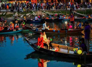 thả đèn hoa đăng hội an