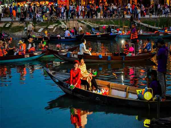 thả đèn hoa đăng hội an