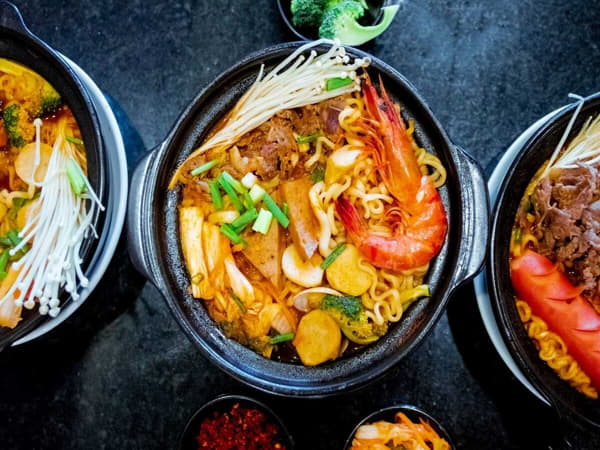 Sau sinh có nên ăn mì cay không