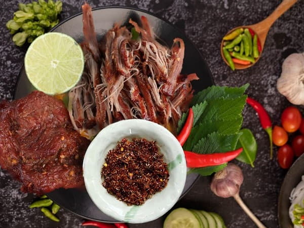 Bò một nắng chấm muối kiến vàng – Món đặc sản vùng núi xuống phố biển