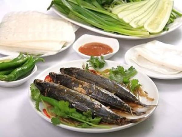 Cá nục hấp cuốn bánh tráng là gợi ý ăn gì ở ghềnh đá đĩa