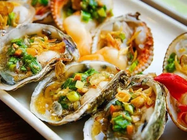 Hàu nướng mỡ hành là gợi ý ăn gì ở ghềnh đá đĩa