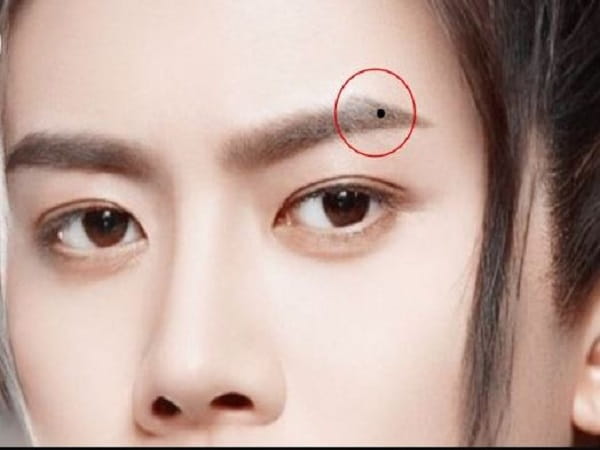 Ý nghĩa chung của nốt ruồi trong lông mày trái