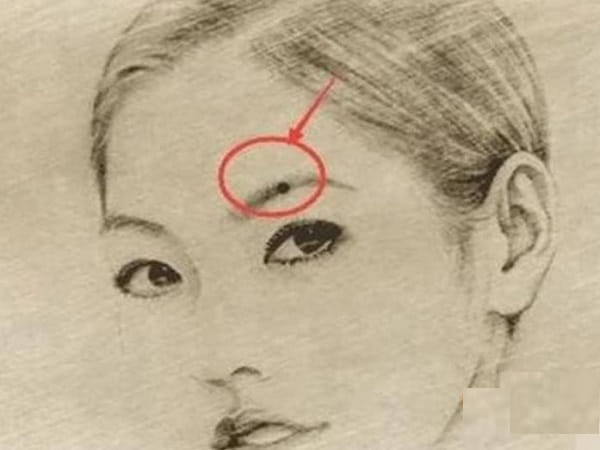 Ý nghĩa nốt ruồi trong lông mày trái ở nữ giới