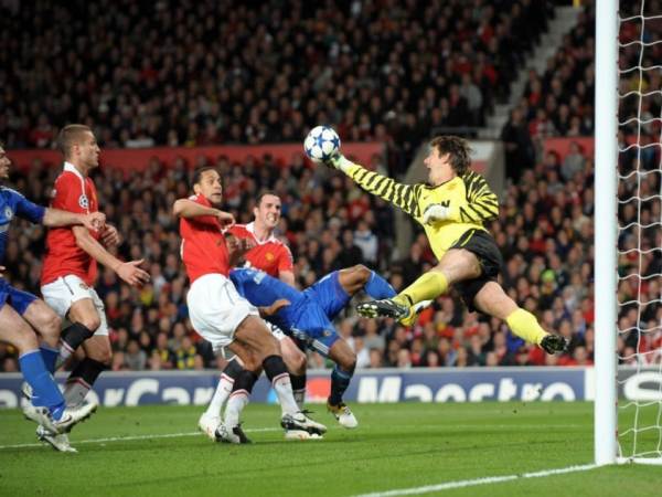 Edwin van der Sar – Người gác đền ổn định đầu thập niên 2000