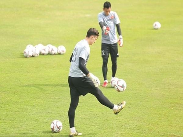 Các kỹ thuật tâng bóng cơ bản trong bóng đá